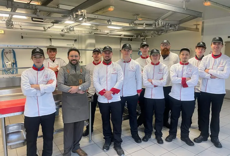 Mathys Laffiché entouré d'une brigade d'apprentis cuisiniers, à l'issue d'une session de l'Académie