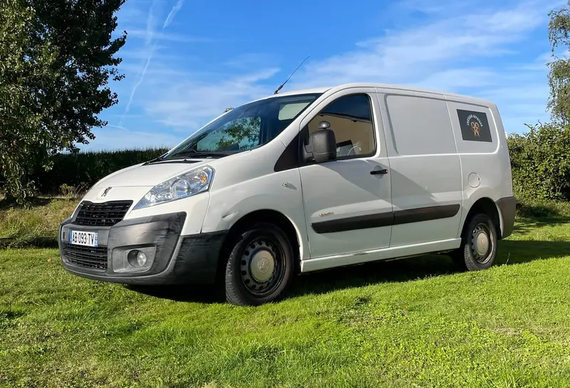 Le camion-atelier de L'Artisan Affûteur, garé en bord de champ