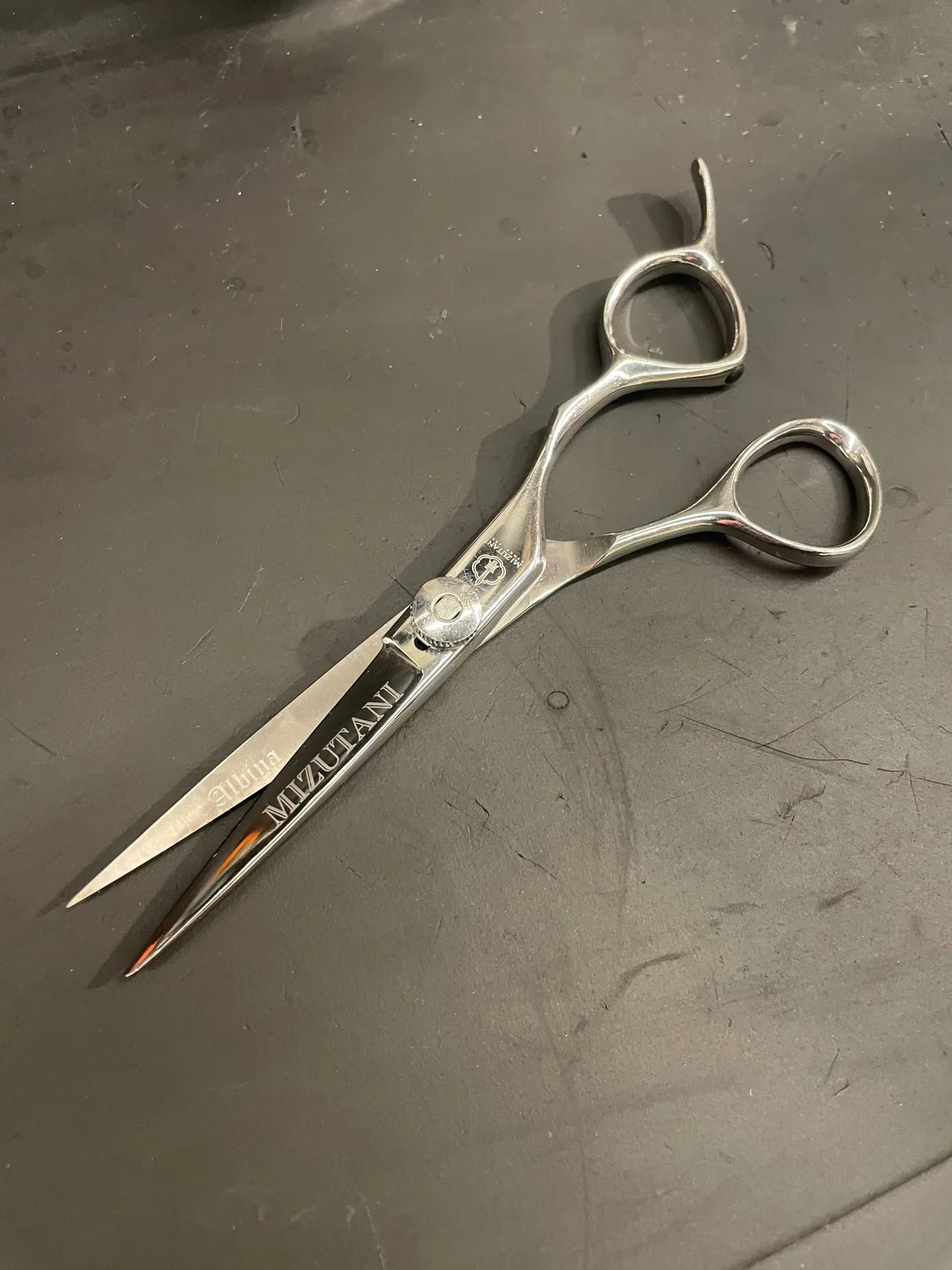 Ciseaux de coiffure japonais Mizutani après affûtage et polissage miroir