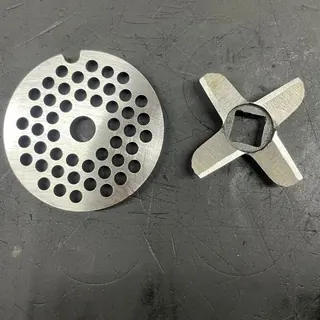 Grille et couteau de hachoir à viande rectifiés